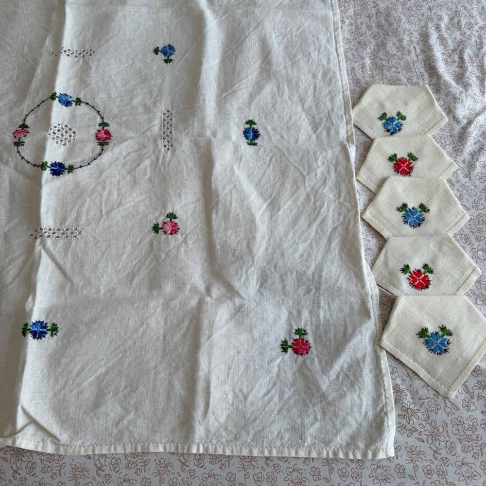 VTG Embroidered Card Tablecloth Set 5 Coasters White Linen Floral Lace 31x31